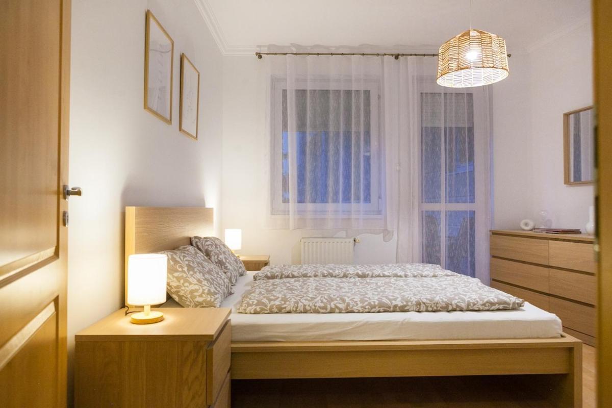 Bao An Center - Free Parking Apartment *