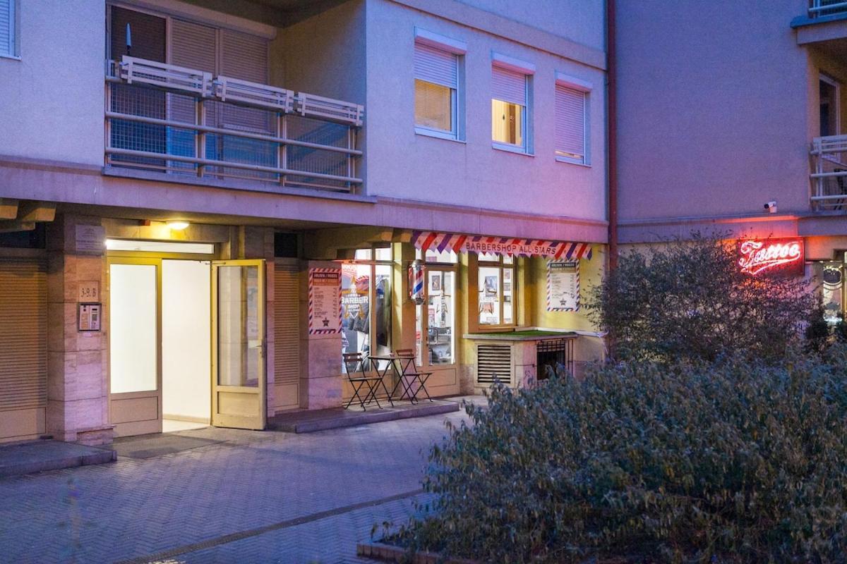 Bao An Center - Free Parking Apartment *